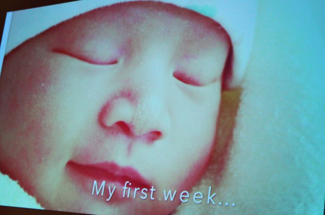 Những hình ảnh đầu đời của bé Anna được chiếu trên màn hình lớn cho quan khách