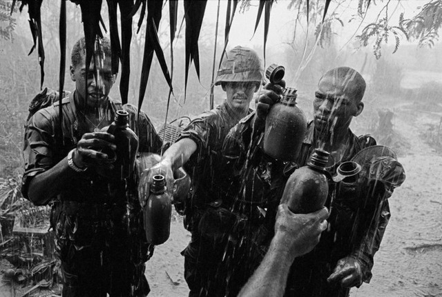 Lính Mỹ hứng nước mưa bằng bình toong