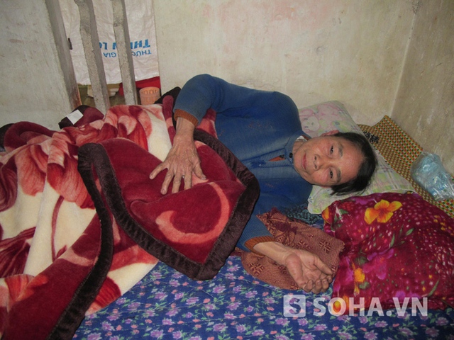 Bà Phạm Thị Tính (72 tuổi) mẹ anh Thành suy sụp hẳn từ khi nghe tin đứa con trai bị mất ở xứ người.