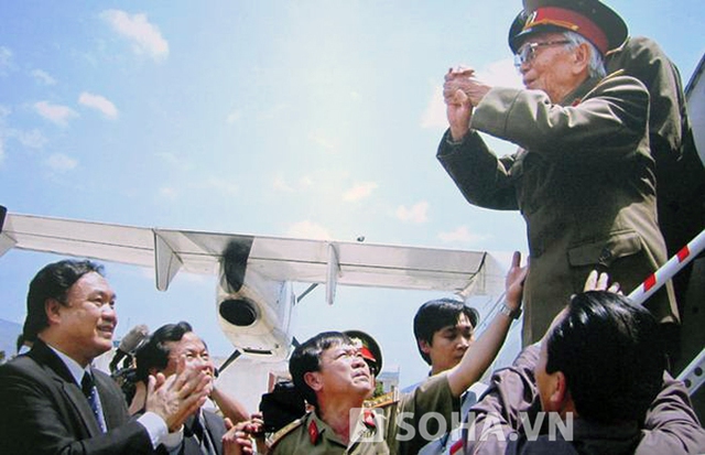 Ngày 17/04/2004, nhân dịp 50 năm chiến thắng lịch sử Điện Biên Phủ, Đại tướng Võ Nguyên Giáp về thăm lại Điện Biên trong sự đón tiếp nồng hậu của nhân dân.