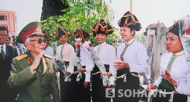Nhân dân các dân tộc tỉnh Điện Biên vô cùng vui mừng được đón Đại tướng Võ Nguyên Giáp về thăm chiến trường xưa nhân kỉ niệm 50 năm chiến thắng Điện Biên Phủ.