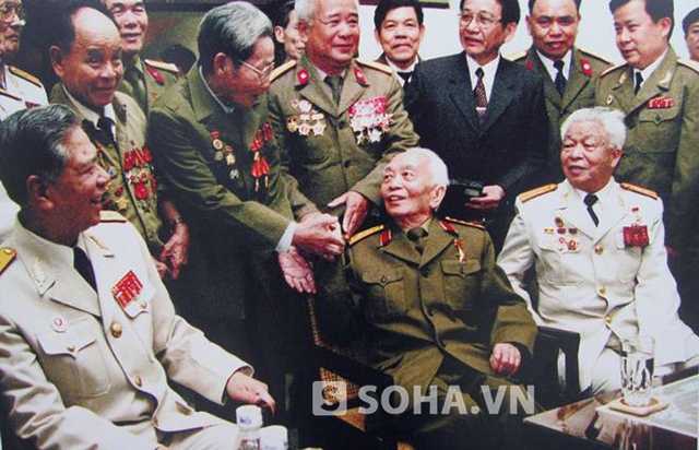 Ngày 13/03/2004, tại  Hội trường Bảo tàng Hồ Chí Minh (Hà Nội),  Đại tướng Võ Nguyên Giáp gặp gỡ các tướng lĩnh, cán bộ, chiến sỹ tham gia chiến dịch Điện Biên Phủ 50 năm trước.