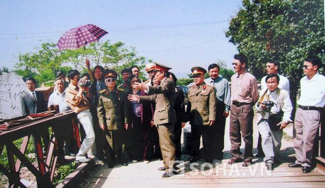Ngày 20/04/2004, Đại tướng thăm di tích lịch sử cầu Mường Thanh.