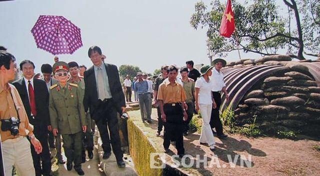 Ngày 20/04/2004, Đại tướng Võ Nguyên Giáp đã đến thăm lại hầm chỉ huy của Tập đoàn cứ điểm Điện Biên Phủ, nơi cách đây 50 năm, quân Pháp dưới sự chỉ huy của Tướng De Castries đã đầu hàng Quân đội nhân dân Việt Nam.