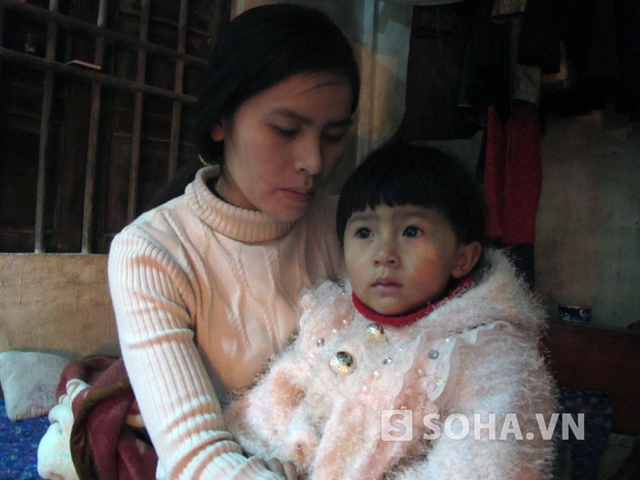 Chị Thái Thị Hợi - vợ của nạn nhân Thành, ôm đứa con gái 2 tuổi vào lòng trong nỗi đau xót khôn cùng.