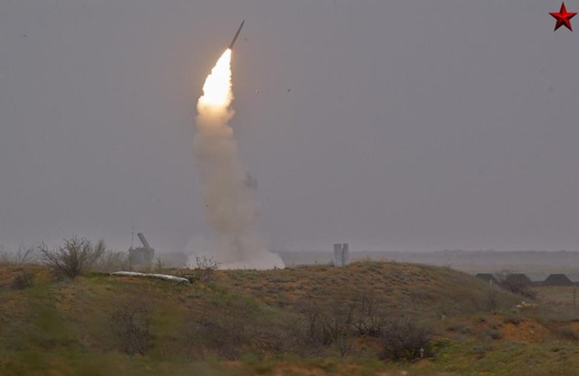 Tên lửa S-300 khai hỏa.