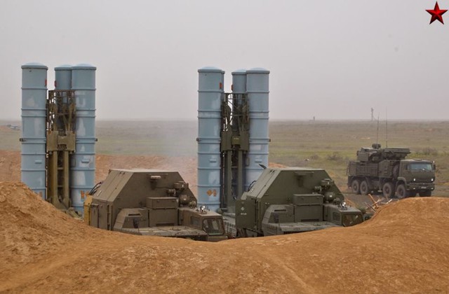 Tên lửa S-300 và Pantsir-S được triển khai tại vị trí chiến đấu.