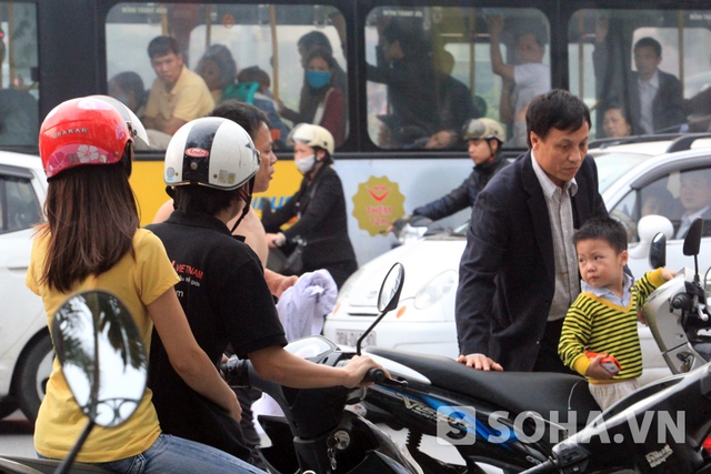 Ông Sâm đưa xe máy của người đàn ông vào bên cạnh đường, sau đó đến giải hòa.