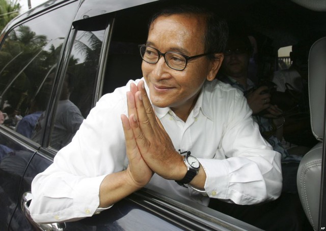  	Sam Rainsy trong lần quay trở về Campuchia tháng 7/2013