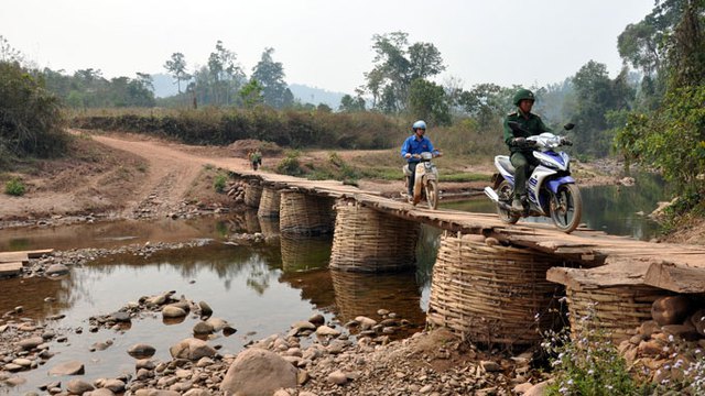 Cầu tạm qua suối Nậm Pồ trong mùa khô sẽ được gỡ bỏ để tránh bị cuốn trôi trong mùa lũ