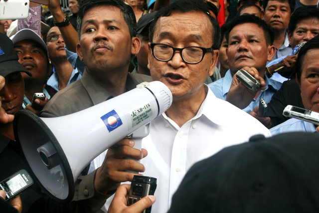  	Sam Rainsy trả lời phỏng vấn phỏng vấn báo chí trong một cuộc vận động tranh cử.