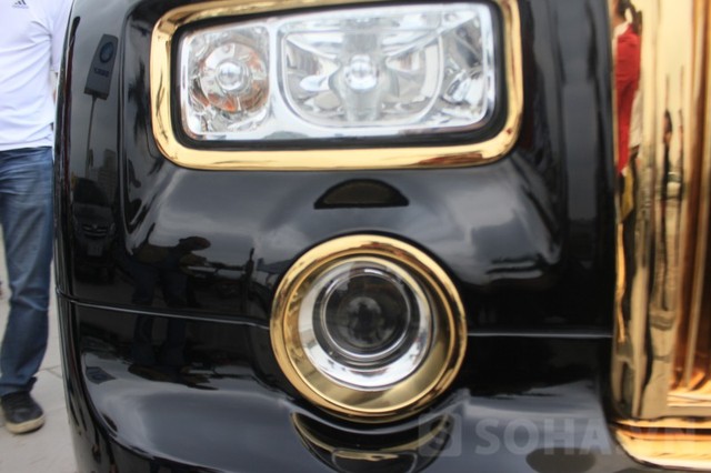 Phần viền vàng bao quanh đèn pha trước của xe được chế thêm (Bản gốc không có)