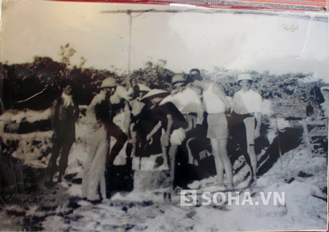 Binh lính người Việt cùng gia đình đào giếng lấy nước sinh hoạt tại quần đảo Hoàng Sa năm 1938.
