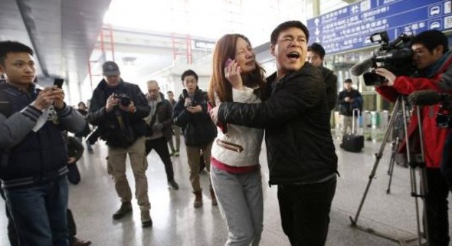 Một người phụ nữ Trung Quốc có người thân trên chuyến bay tại sân bay Quốc tế Bắc Kinh