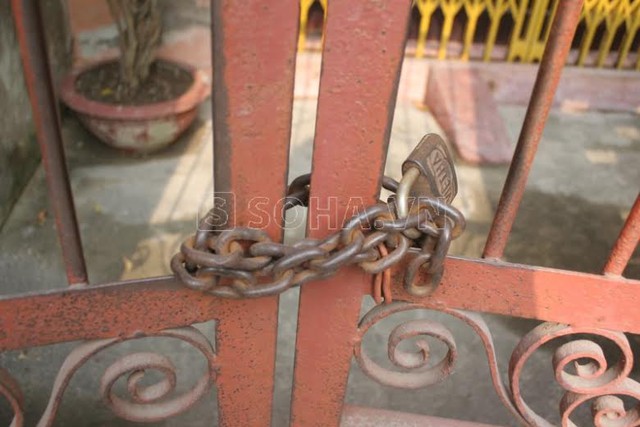 Cảnh cổng nhà Nguyễn Đức Nghĩa bị khóa chặt.
