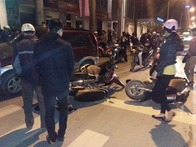 Chiếc xe ô tô đã húc đổ nhiều xe máy tại ngã tư Hoàng Quốc Việt, Hà Nội