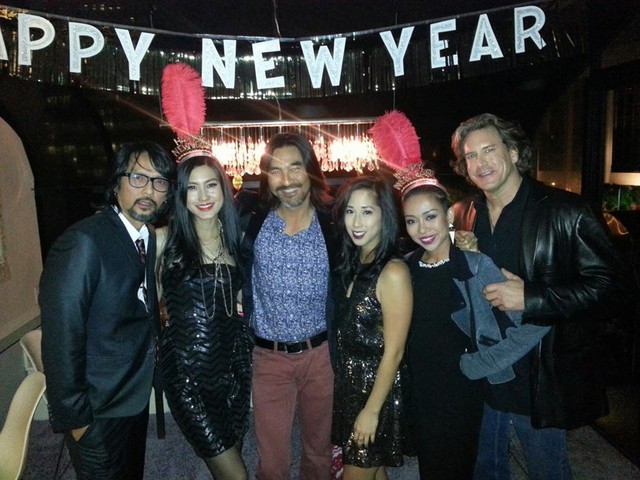  	Thảo Trang cùng bạn trai Tây 'dính như sam' trong tiệc mừng năm mới cùng bạn bè.