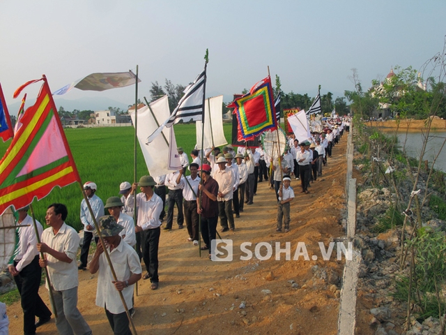 Chiều ngày 23/4, hàng trăm người dân cùng gia đình tiễn đưa nạn nhân xấu số về nơi an nghỉ cuối cùng.