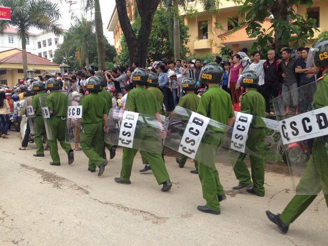 Lực lượng cảnh sát tăng cường giải tán đám đông.