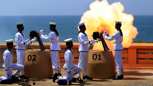 Kiêu binh bắn một loạt đạn trong buổi lễ kỉ niệm 66 năm Ngày Độc Lập của Sri Lanka diễn ra tại thủ đô Colombo. 