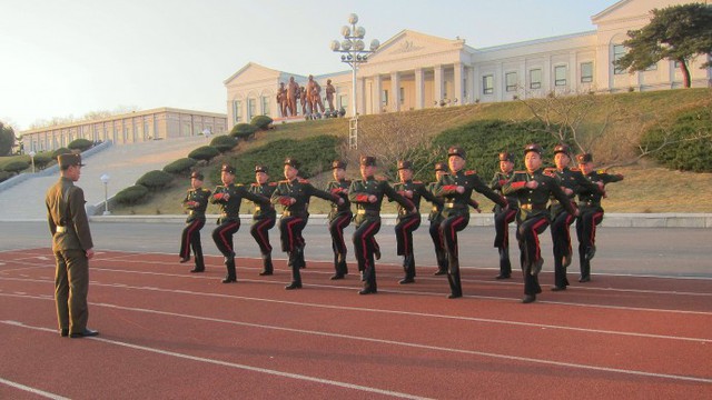  	Các học viên trong một tiết học ngoài trời tại trường học cách mạng Mangyongdae tại Bình Nhưỡng, ngôi trường rộng lớn và khang trang do quân đội điều hành.