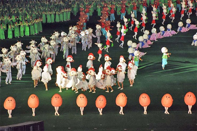  	Hàng nghìn vũ công, vận động viên và người dân được huy động để tham gia màn trình diễn tập thể. Đặc biệt, năm 2012, lễ hội này có sự tham gia của hơn 100.000 người Triều Tiên ở đủ mọi độ tuổi, từ bé 5 tuổi tới những người lớn tuổi.