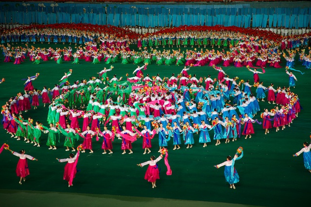  	Hàng nghìn vũ công, vận động viên và người dân được huy động để tham gia màn trình diễn tập thể. Đặc biệt, năm 2012, lễ hội này có sự tham gia của hơn 100.000 người Triều Tiên ở đủ mọi độ tuổi, từ bé 5 tuổi tới những người lớn tuổi.