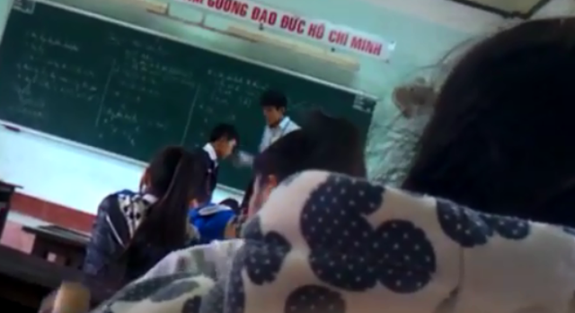 Thầy giáo tát liên tiếp vào mặt học trò (ảnh cắt từ clip).