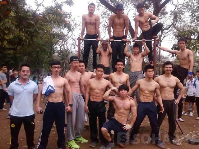 các thành viên trong CLB Bar Brother Việt Nam, nơi hội tụ những “nghệ sĩ” của bộ môn Street workout – Calisthenics