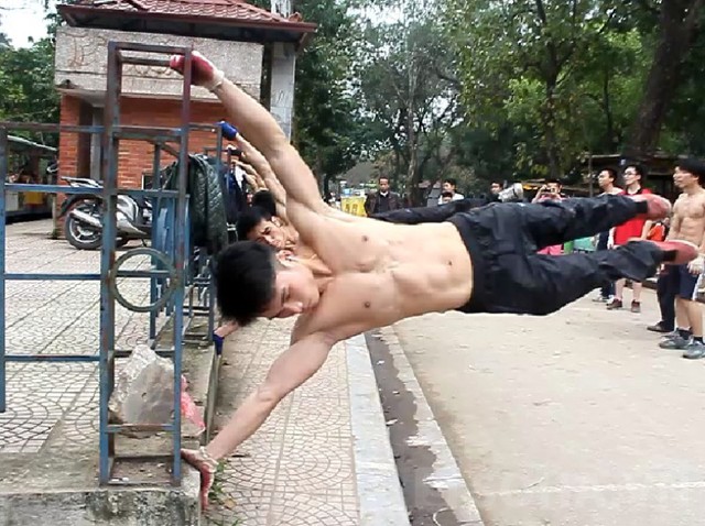 Street workout – Calisthenics giúp có những suy nghĩ tích cực hơn trong cuộc sống, từ bỏ, tránh xa những lối sống không tốt trong xã hội, giúp mọi người vui vẻ hơn, hòa đồng hơn.