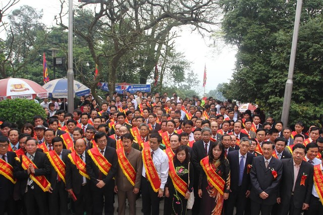 Ngày 02/04/2014, 220 trí thức tiêu biểu VN trên mặt trận kinh tế, xã hội năm 2013 đã cùng nhau tụ họp tại Khu di tích lịch sử Đền Hùng.