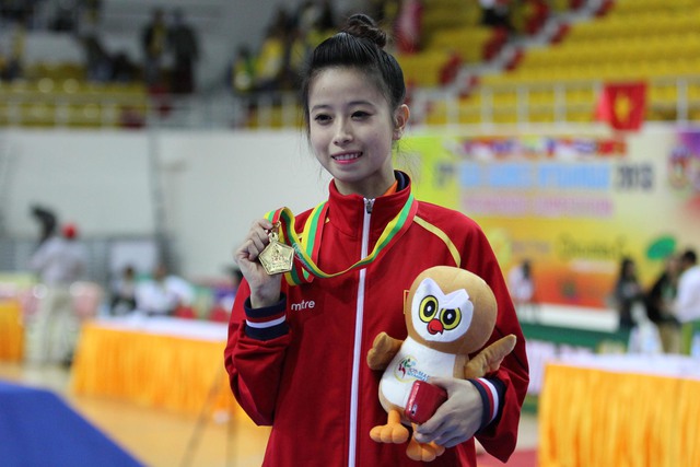 Tuyết Vân khoe tấm huy chương vàng giành được tại SEA Games 27