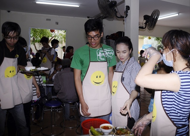 Ngọc Diệp cùng các tình nguyện viên chuẩn bị bữa cơm từ thiện cho các em nhỏ có hoàn cảnh khó khăn trong một hoạt động tại TP.Hồ Chí Minh