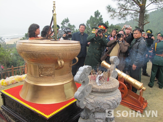 
	Chiếc trống đồng được đúc theo phiên bản trống đồng Ngọc Lũ với đường kính mặt trống 103cm (tượng trưng cho tuổi thọ của Đại tướng 103 tuổi); Trống cao 91,1 cm (tượng trưng cho năm sinh của Đại tướng 1911)