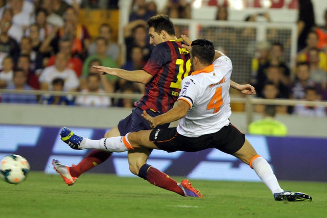 Messi trong một nỗ lực sút bóng về phía khung thành Valencia