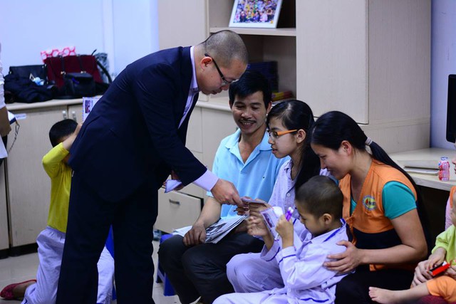 Ông Nguyễn Chiến Thắng thay mặt Báo điện tử Trí thức trẻ động viên, trao quà cho các em nhỏ và gia đình bệnh nhi