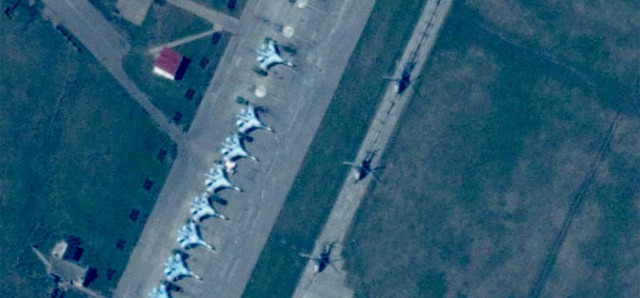 Hình ảnh cho thấy các chiến đấu cơ Su-27/30 Flanker của quân đội Nga tại căn cứ không quân Primorko-Akhtarsk miền Nam nước Nga, gần vùng biển Azov - khu vực giáp biên giới Ukraine.