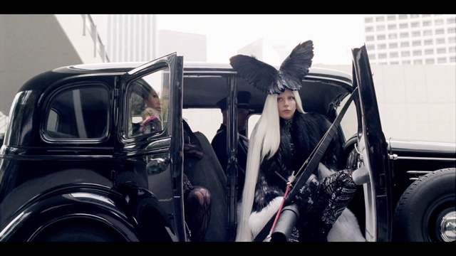 Lady Gaga đưa cả Shakira, Michael Jackson vào MV mới7