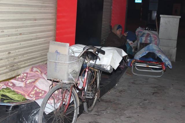 Ở quanh khu vực ga Hà Nội, lúc về đêm còn rất nhiều phận đời vô gia cư khác, mỗi người mỗi phận nhưng trong họ có chung một niềm trắc ẩn về con cháu