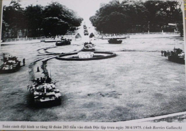 Toàn cảnh xe tăng lữ đoàn 203 tiến vào dinh Độc lập trưa ngày 30/4/1975 (Ảnh tư liệu do nhân vật cung cấp)
