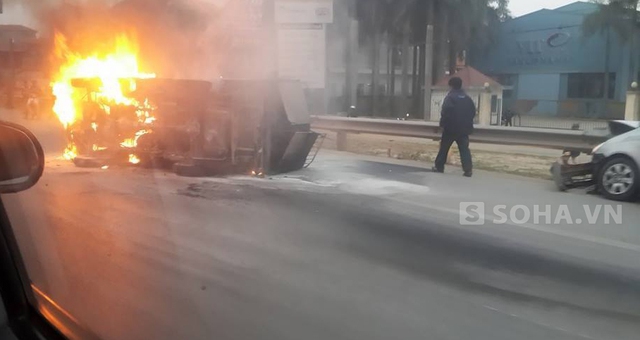 Chiếc xe tải bốc cháy ngay sau khi bị lật nghiêng.