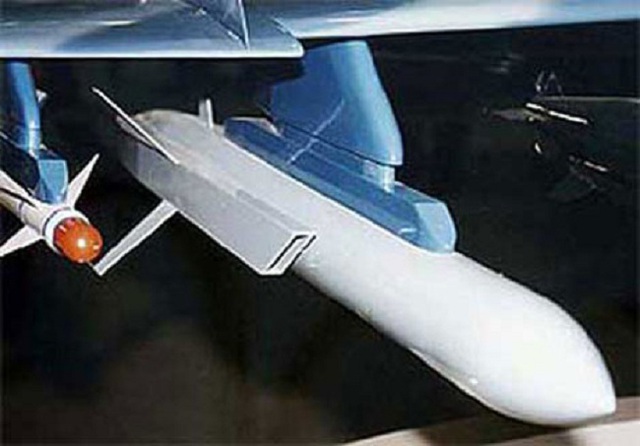 Chương trình phát triển tên lửa hành trình chống tàu tốc độ siêu âm YJ-12 được khởi xướng từ những năm 1990, mô hình của nó xuất hiện lần đầu tại triển lãm hàng không Chu Hải 2000. Tuy nhiên, sau lần xuất hiện bất ngờ này chương trình phát triển tên lửa YJ-12 bỗng nhiên “bặt vô âm tính” (Kiểu dáng YJ-12 trong lần xuất hiện đầu tiên).