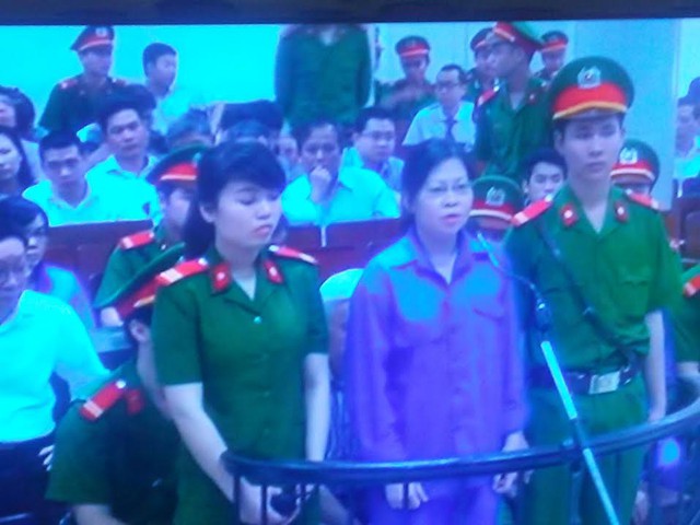 ... và Nguyễn Thị Hải Yến. 2 bị cáo Trần Ngọc Thanh và Nguyễn Thị Hải Yến bị đưa ra xét xử về tội lừa đảo chiếm đoạt tài sản.