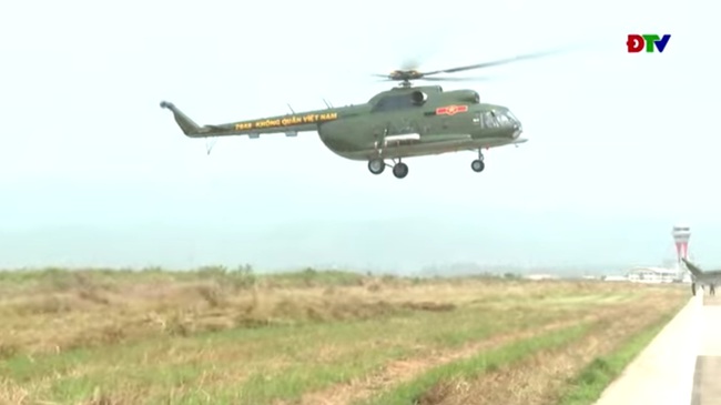 Cận cảnh dàn 12 chiếc trực thăng của Không quân Việt Nam lần đầu xuất hiện tại sân bay Điện Biên- Ảnh 3.