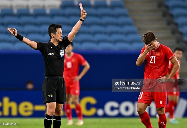 Lãnh thẻ đỏ vì đạp vào chân đối phương, cầu thủ U23 Việt Nam chịu án phạt “gấp đôi” từ AFC?- Ảnh 1.