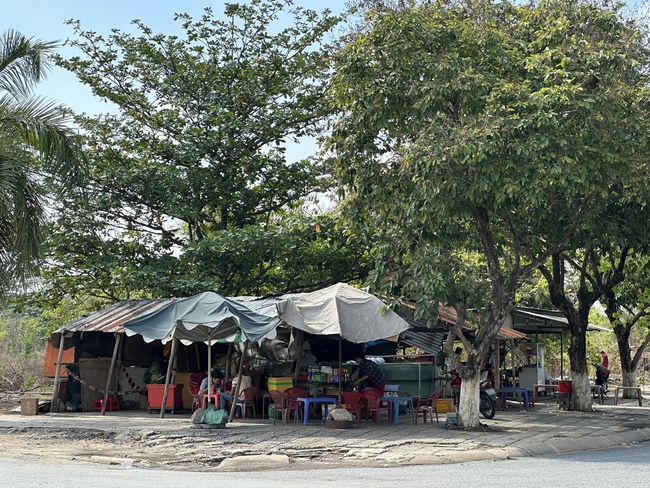 Cận cảnh: Hình ảnh hoang vắng kỳ lạ của một khu đô thị biên giới đang chờ "hồi sinh"- Ảnh 13.