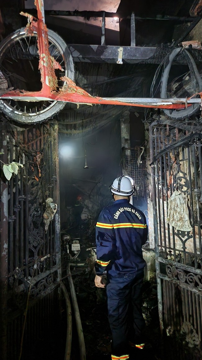 Hiện trường vụ cháy nhà trọ ở Trung Kính khiến 14 người tử vong- Ảnh 10.