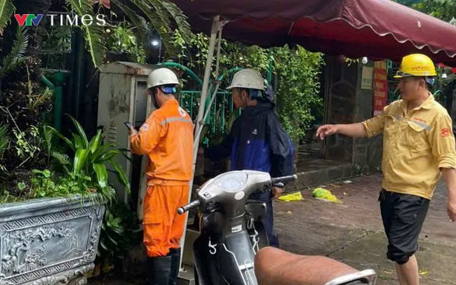 Hà Nội tiếp tục cảnh báo mưa dông, đã có 17 chuyến bay đến Nội Bài phải bay vòng chờ trên không- Ảnh 2.