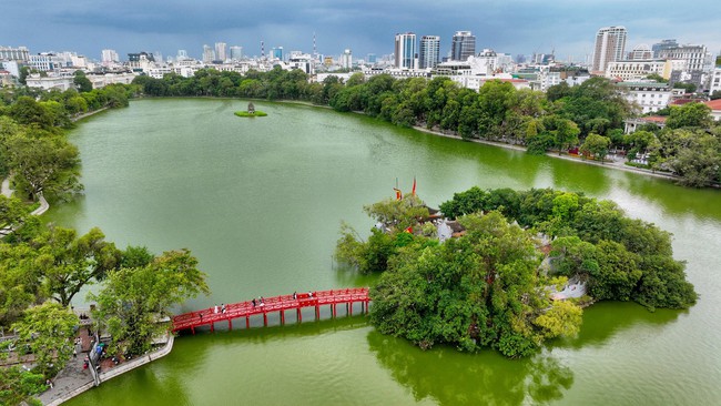 Lần đầu ti&ecirc;n H&agrave; Nội c&oacute; ph&aacute;o hoa nước trong đ&ecirc;m mừng 72 năm Giải ph&oacute;ng Thủ đ&ocirc; với 6000 đơn vị ph&aacute;o hoa do Sun Group t&agrave;i trợ - Ảnh 1.