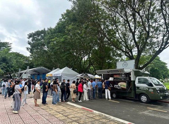 &Ocirc;ng Đặng L&ecirc; Nguy&ecirc;n Vũ b&aacute;n c&agrave; ph&ecirc; vỉa h&egrave;, b&aacute;nh m&igrave; n&oacute;ng gi&ograve;n tại C&ocirc;ng vi&ecirc;n L&ecirc; Văn T&aacute;m - Ảnh 2.